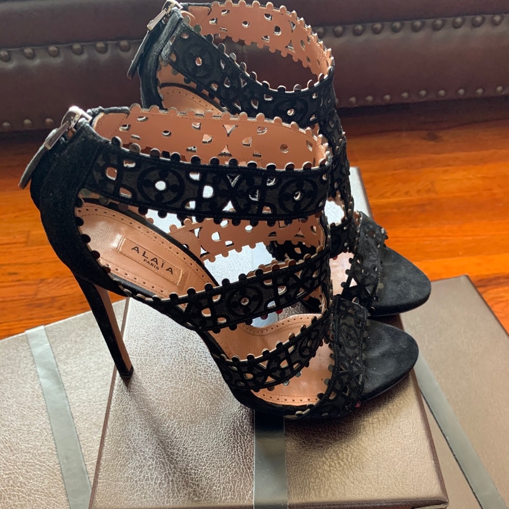 🛑SOLD🛑 Alaia Black Suede Laser Cut Sandals Size - Picture 1 of 9